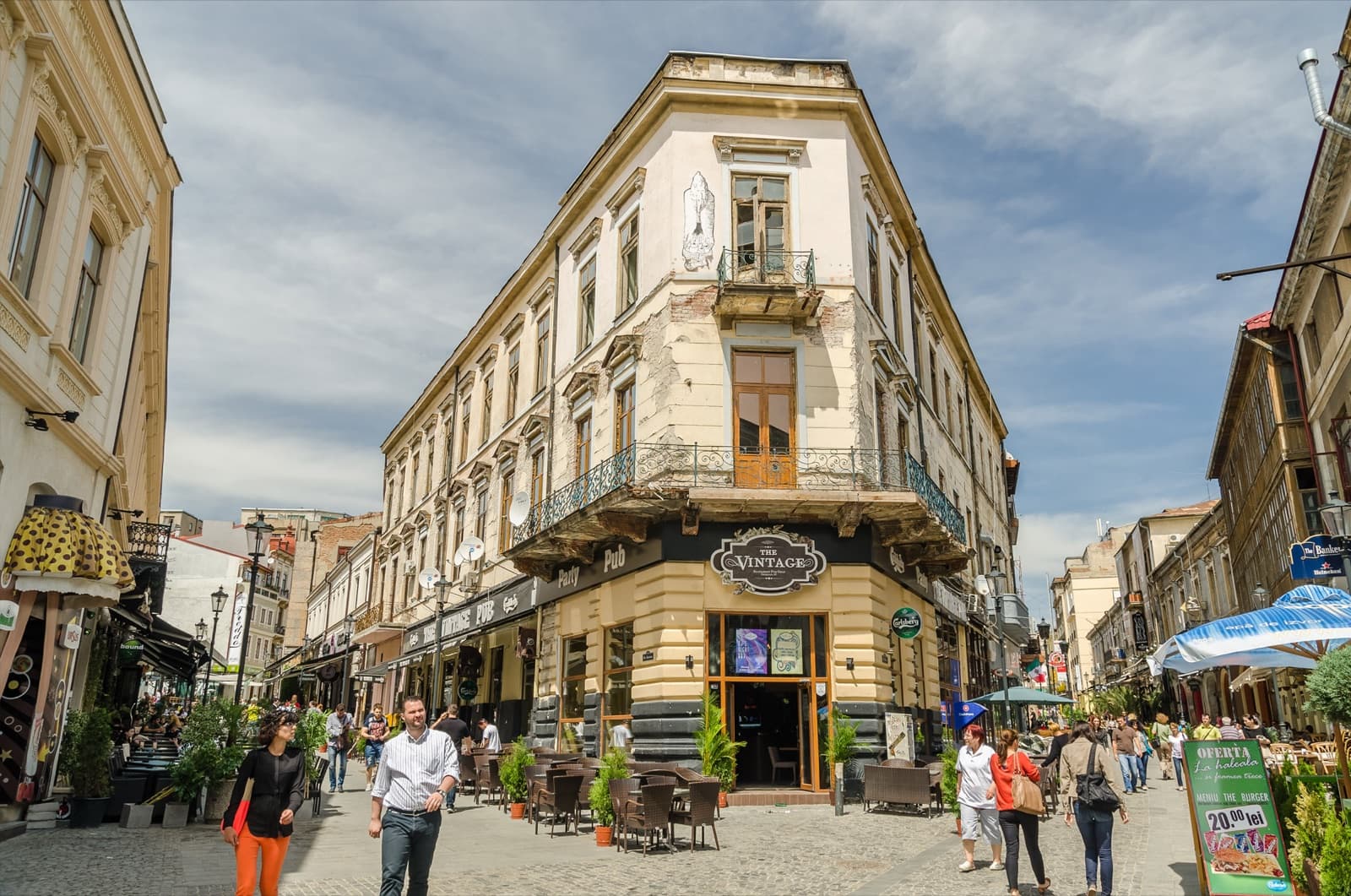 O stradă animată din Centrul Vechi, plină de cafenele
